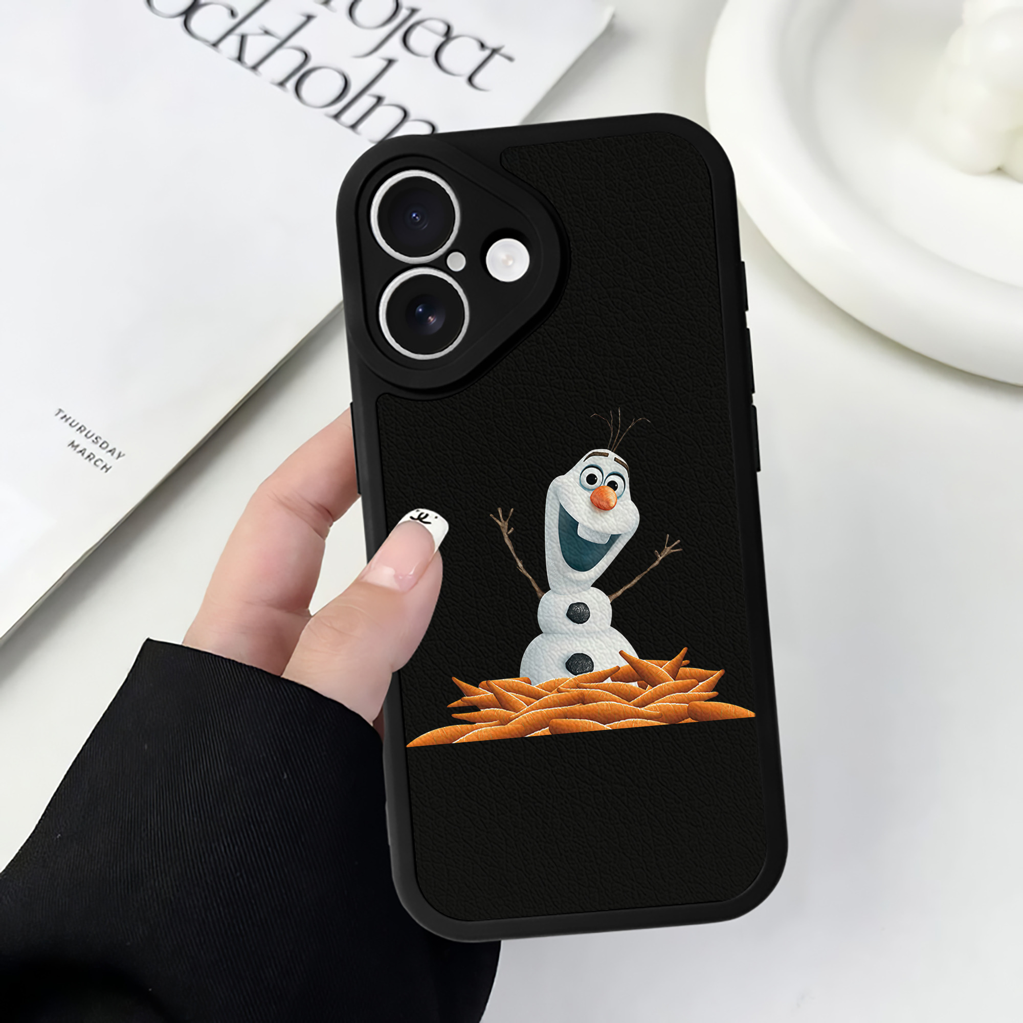 （画像用） アナと雪の女王 アンナ エルサ Frozen Anna Elsa 【iPhone 16シリーズ対応】シリコンスマホケース（レザー調） 材質：シリコン